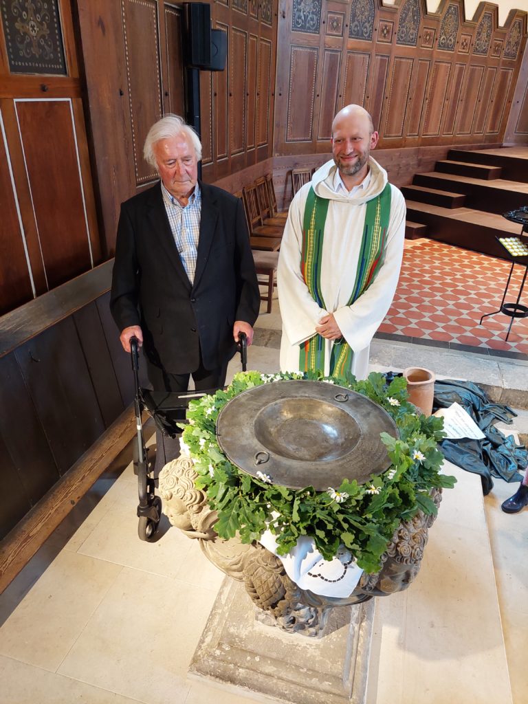 Taufbecken aus Zinn wieder in Kirche