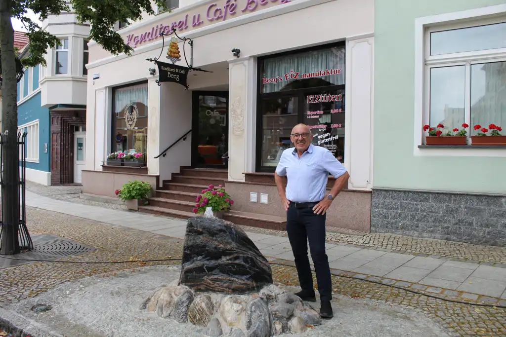 Bürgermeister ueberprüft Kurstadtbrunnen vor der Konditorei Beeg